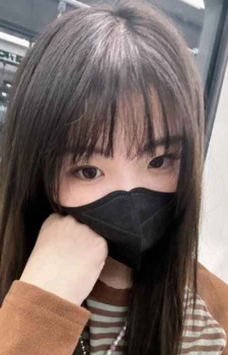 Trong bức ảnh, Duoduo diện váy thanh lịch, nở nụ cười rạng rỡ, ánh mắt dịu dàng hướng về người hâm mộ. Nhiều người bình luận rằng trông cô "như bước ra từ anime" và vẻ đẹp ấy “ngọt" như chính giọng của Paimon vậy.