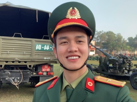 Thiếu úy Nguyễn Hữu Cường (SN 1998) - thuộc khối Danh dự 3 quân chủng. Trước khi tham gia nhiệm vụ A80, nam chiến sĩ đã là một gương mặt nổi bật trên mạng xã hội. Ảnh: FBNV