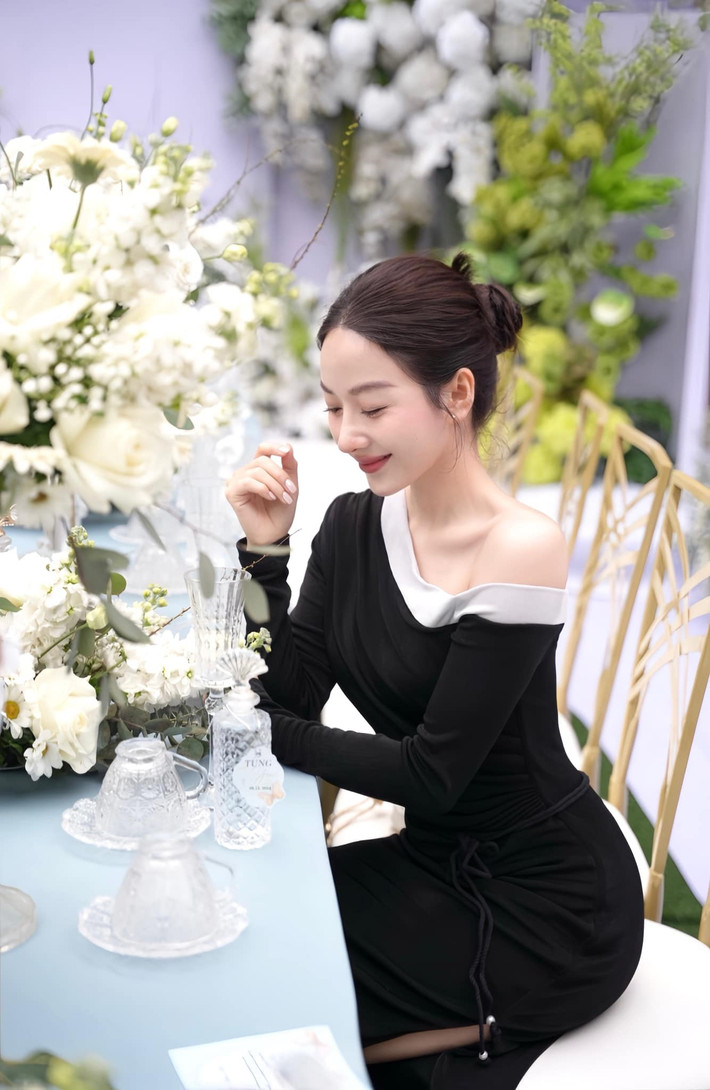 Gái xinh quê Tuyên Quang, có sở thích ca hát, làm mẫu ảnh. Vốn sở hữu góc nghiêng xinh đẹp, gương mặt khả ái và chiếc mũi cao ấn tượng.