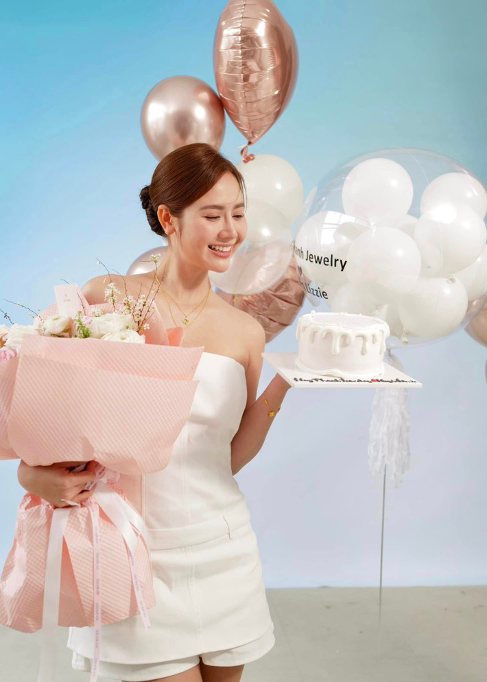 Ở tuổi 35, Huyền Lizzie được nhận xét là ngày càng trẻ trung, xinh đẹp và quyến rũ.