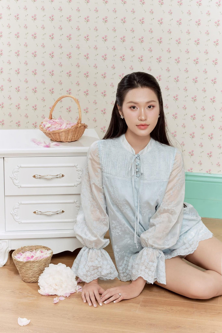 Hải My còn khiến người hâm mộ khâm phục hơn khi trình độ ngoại ngữ cũng rất tốt. Cô sở hữu bằng IELTS 7.0, giao tiếp được bằng tiếng Trung. Ngoài ra, nhờ khả năng chơi đàn và hát từng giúp cô nàng ẵm giải Người đẹp tài năng tại cuộc thi Hoa hậu Việt Nam 2020.