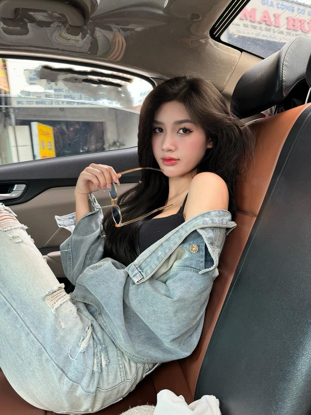 Cộng đồng mạng liên tục đặt ra câu hỏi về lý do đằng sau sự độc thân của một "cực phẩm" như Thùy Dung. Phải chăng tiêu chuẩn của cô quá cao?