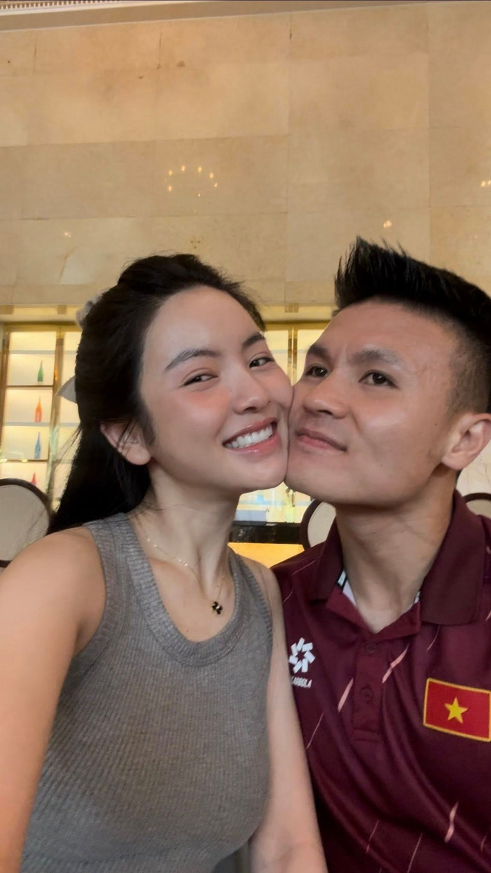 Sự tương phản giữa ảnh "camera thường" và ảnh tự đăng của Chu Thanh Huyền nhanh chóng gây chú ý. Câu chuyện vợ Quang Hải sang Hàn QUốc thực hiện các thủ thuật thẩm mỹ cũng được chia sẻ rần rần.