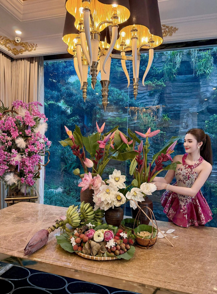 Hiện Ngọc Loan đang giữ vị trí quản lý của một bệnh viện thẩm mỹ có tiếng. Thỉnh thoảng trên trang TikTok của mình, cô cũng đăng tải những đoạn clip đi làm tại bệnh viện, thăm hỏi và tư vấn khách hàng.