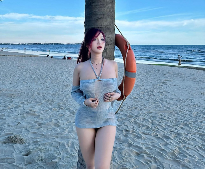 Mới đây, Bảo Trân khoe bức ảnh tạo dáng ở cây dừa nhưng điều khiến nhiều người ý là đôi chân dài thẳng tắp của cô nàng.
