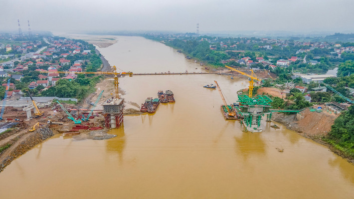 Theo Thượng tá Nhâm Mạnh Đôn, Phó Giám đốc Ban điều hành Trường Sơn 9: Tiến độ dự án đạt 40% khối lượng công việc. Tiến độ đang đảm bảo và vượt kế hoạch đề ra. Lý do để làm được như vậy là vì mực nước sông Hồng xuống thấp những tháng qua đã tạo thuận lợi cho việc phá dỡ trụ cầu cũ và thi công cầu mới. Ngoài ra, công tác giải phóng mặt bằng được nhân dân đồng tình ủng hộ, địa phương hỗ trợ, quan tâm giúp đỡ. Ảnh: Báo Xây dựng