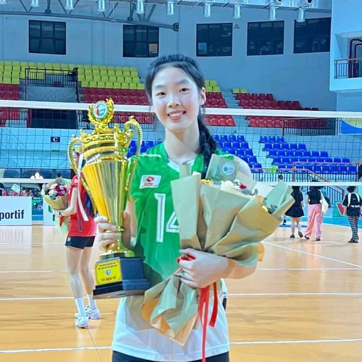 Phạm Quỳnh Hương là tay đập VĐV sinh năm 2008 của ĐT U21 Việt Nam đang tham gia giải VTV Cup được tổ chức tại Phú Thọ. Dù chỉ mới được đôn lên đội 1 CLB bóng chuyền nữ Binh chủng Thông tin nhưng cô bạn này đã chứng minh được tài năng.