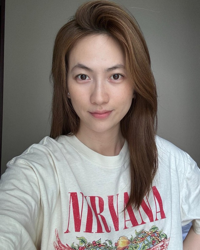 Phương Anh Đào khoe đường nét cực bén với layout makeup tông hồng, từ làn da được đánh nền mịn lì, má ửng nhẹ đến đôi môi hồng đất.