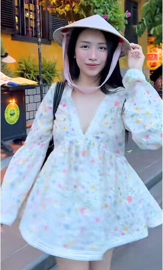 Mọi thứ vốn chỉ là một video du lịch bình thường, cho đến khi cư dân mạng tinh mắt nhận ra vòng 2 của Joyce Phạm có phần tròn hơn thường lệ, dù đã được che khéo bằng trang phục dáng suông.