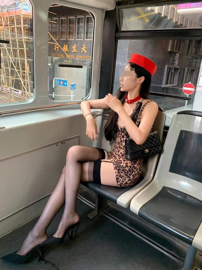 Chủ bài đăng cho biết, ảnh được chụp trong chuyến du lịch Hong Kong và nhấn mạnh rằng, sau khi chụp ảnh, cô đã dùng khăn ướt lau sạch ghế ngồi để đảm bảo vệ sinh.