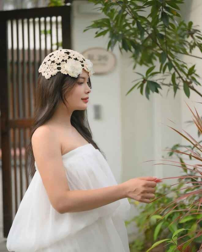 Nhiều người nhận xét nửa kia của HLV Văn Sỹ Sơn có ngoại hình ưa nhìn. Dù không đăng tải quá nhiều hình ảnh, cô vẫn giữ sự chỉn chu trong từng lần xuất hiện.