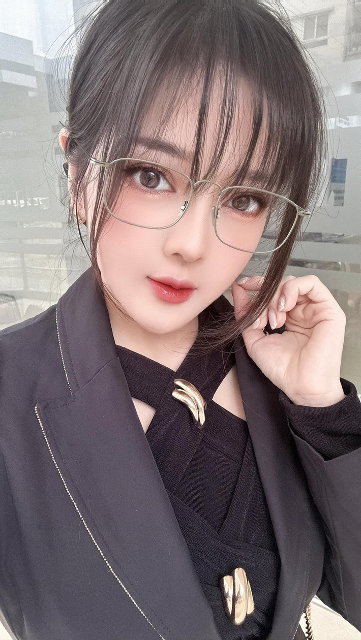 Bộ ảnh cosplay mới của Trang Bít Tết nhanh chóng nhận được sự khen ngợi từ cộng đồng game thủ và những người yêu thích cosplay nhờ vào sự đầu tư kỹ lưỡng lẫn thần thái. Cô đã thể hiện được nét xinh đẹp cùng khí chất hiên ngang của một nữ chiến binh, người xem không khỏi xuýt xoa.