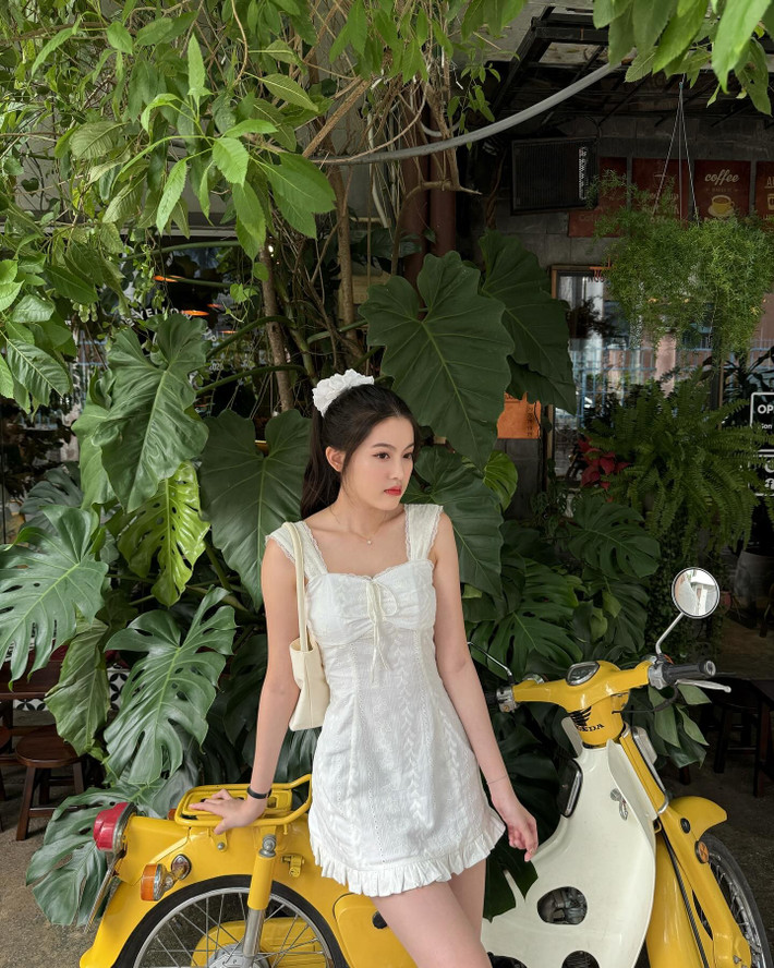 Tăng Mỹ Hàn sở hữu gương mặt thanh tú, đôi mắt trong trẻo và nụ cười dịu dàng, dễ dàng chinh phục mọi ánh nhìn.