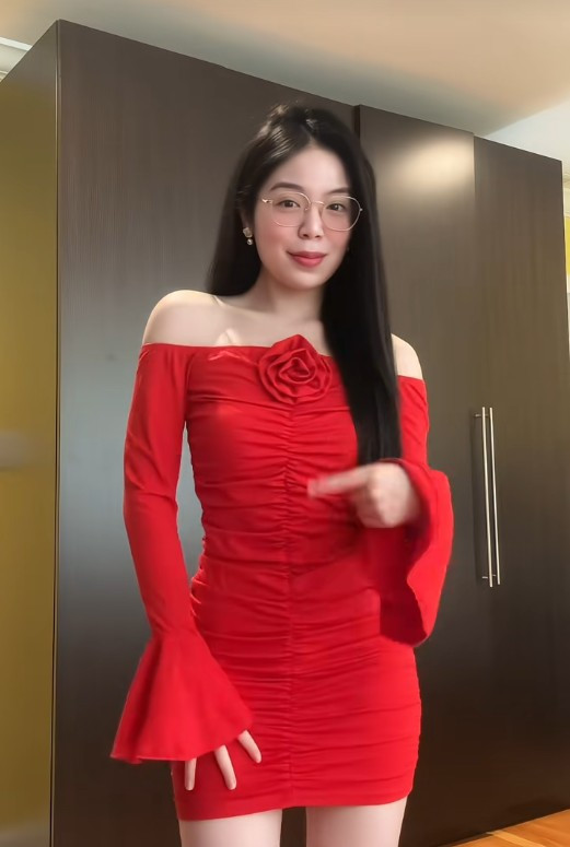 Không ít netizen bày tỏ sự ngưỡng mộ bởi cô bạn này toát ra thần thái sang chảnh, vibe cuốn hút, mặc đồ gì cũng đẹp nên ai xem clip cũng bị “dính cứng ngắc”.