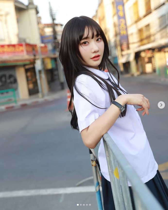 Vụ việc khiến cư dân mạng chia thành hai luồng ý kiến. Một bên cho rằng Alyssa đang tận dụng hình ảnh một cách khéo léo, vừa đủ để phục vụ mục đích quảng bá mà không vượt giới hạn.