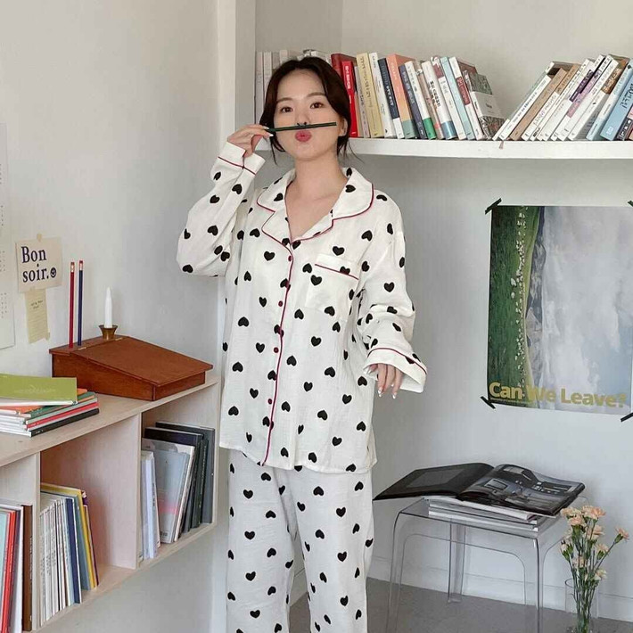 Haneul Lee đã nhanh chóng trở thành biểu tượng cho vẻ đẹp trẻ trung và quyến rũ. Những bộ ảnh nội y của cô không chỉ đơn thuần là hình ảnh quảng bá sản phẩm mà còn là sự thể hiện phong cách sống tự tin, hiện đại.