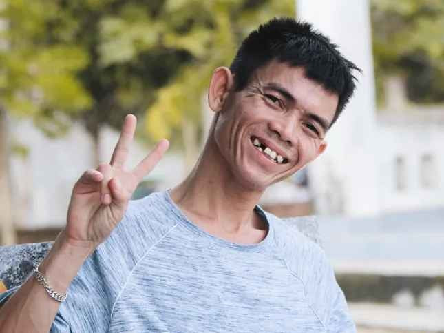 Sô Y Tiết mắc lao phổi từ nhỏ. Anh nhiều lần khó thở, ho ra máu và vào viện cấp cứu. Mẹ anh cũng qua đời vì căn bệnh này.