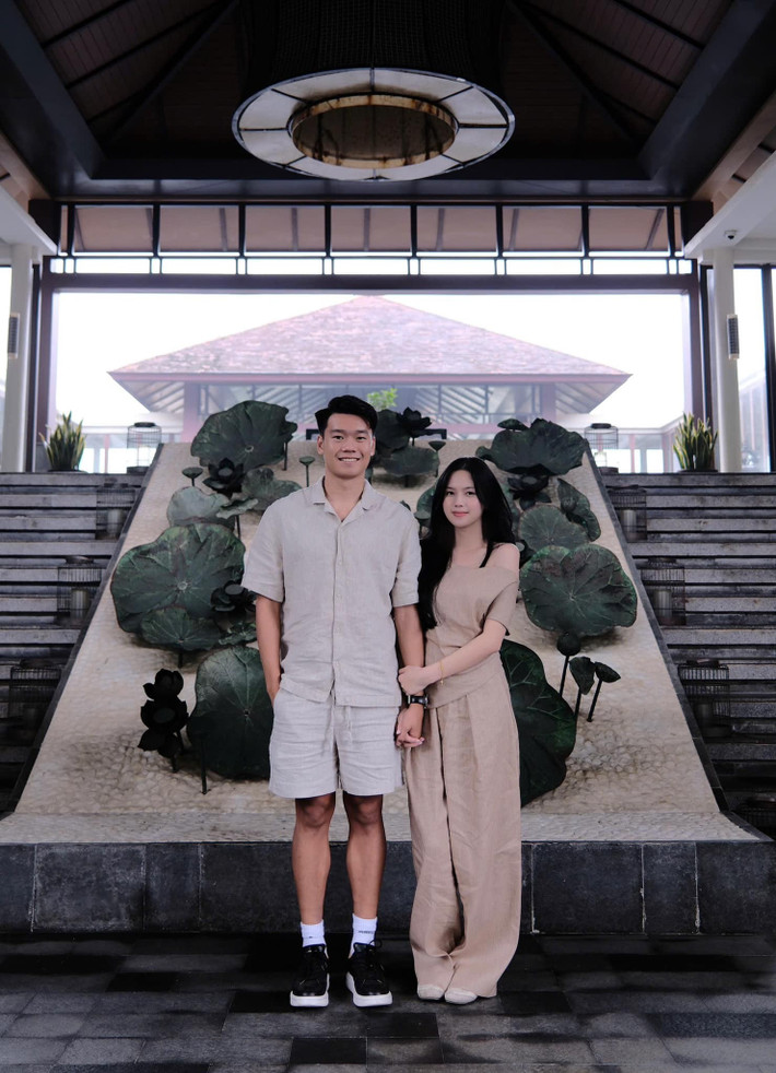 Tuy nhiên, Ngô Tố Uyên cũng khẳng định quá trình xây dựng căn biệt thự này "không lãng mạn như phim đâu". Nhà đang trong quá trình xây dựng vẫn còn rất lộn xộn và bụi bặm.