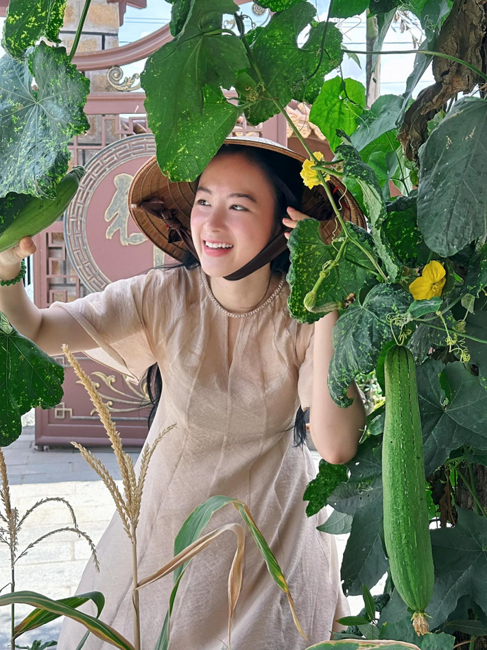 Angela Phương Trinh luôn được đánh giá cao về nhan sắc. Sự kết hợp giữa vẻ đẹp của cô và nét đẹp của hoa loa kèn tạo nên một bức tranh hài hòa, gợi cảm giác về sự hoàn mỹ.