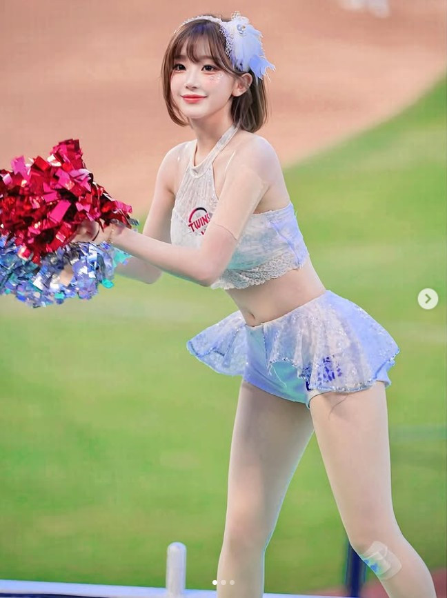 Lee Ju Eun sinh năm 2004, từng được biết đến là hoạt náo viên của đội KIA Tigers.