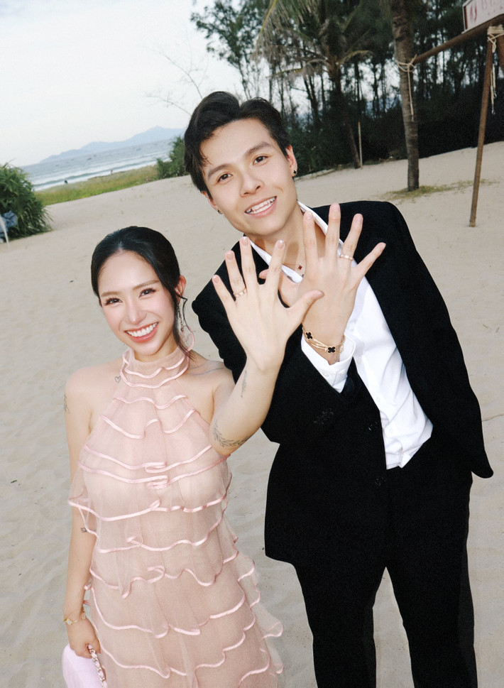 Mới đây, Joyce Phạm - con gái lớn đại gia Minh Nhựa - đăng tải loạt ảnh tình tứ bên ông xã Tâm Nguyễn, kỷ niệm 6 năm cô được ngỏ lời cầu hôn.