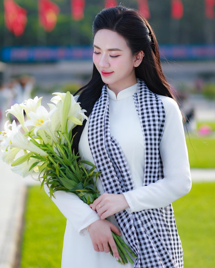 Văn Doanh Nhi chọn hướng đi riêng trở thành MC truyền hình chuyên nghiệp và nổi tiếng khắp nhờ visual cực ngọt ngào chỉ sau một bức ảnh.