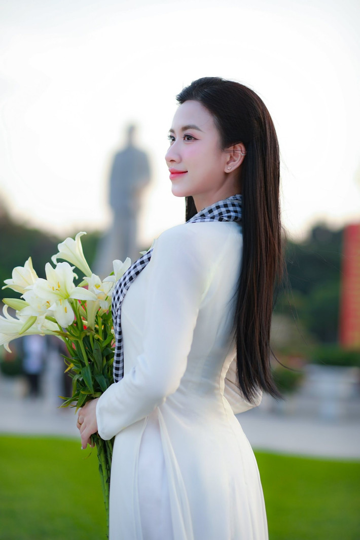 Với gương mặt sáng, chất giọng ấm áp cùng phong thái chỉn chu, con gái cựu danh thủ Văn Sỹ Thủy nhanh chóng ghi dấu ấn và tạo thiện cảm với người xem ở nhiều lứa tuổi.