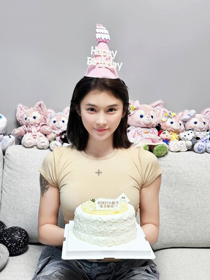 Wu Yanni cho rằng ai cũng có quyền yêu cái đẹp và chỉn chu vẻ ngoài, ăn diện hợp một cũng là một trong những cách khiến cô tự tin, đồng thời thể hiện sự tôn trọng với khán giả.