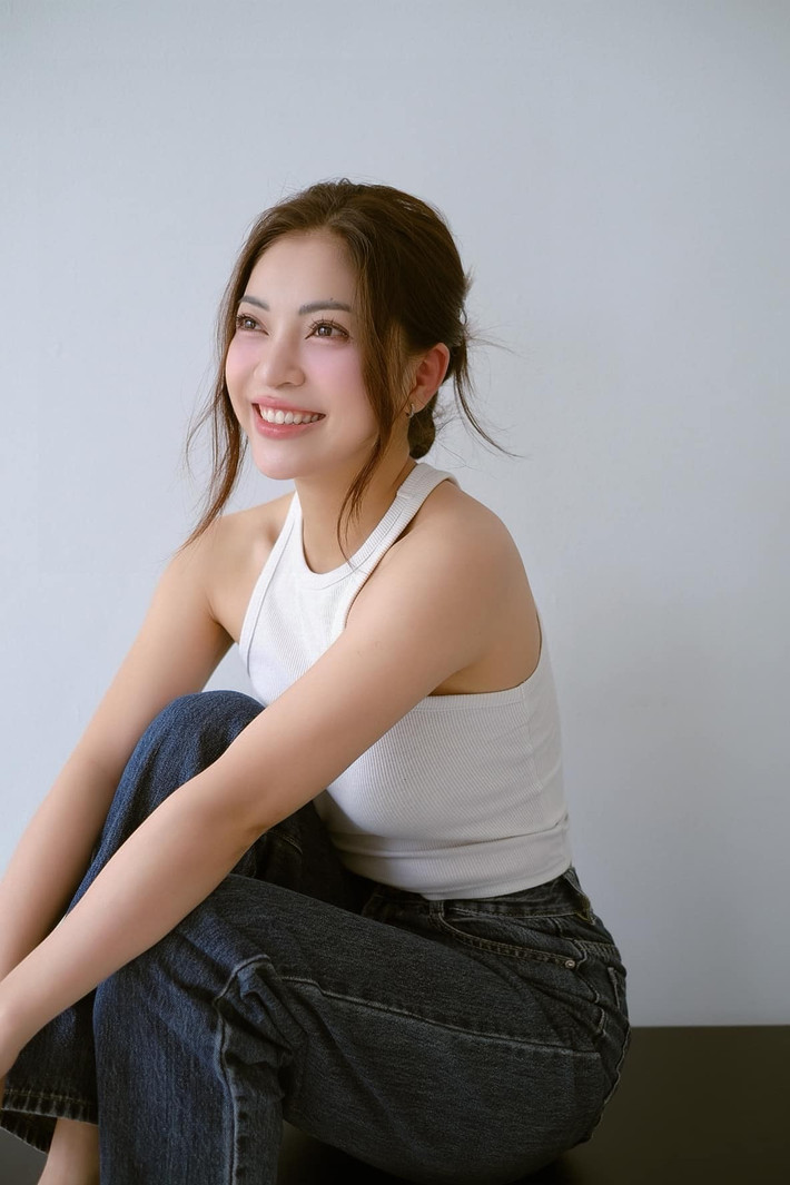 Ở thời điểm 2018, khi đội tuyển Việt Nam ở đỉnh cao phong độ, sau kì tích giành ngôi Á quân U23 châu Á ở Thường Châu, Nhật Lê là nàng WAG hot nhất thời điểm ấy khi thường xuyên xuất hiện trên khán đài các sân vận động để cổ vũ đội tuyển Việt Nam và bạn trai thi đấu.