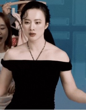 Tuy nhiên, điều khiến dân mạng chú ý là khi Angela Phương Trinh mặc chiếc váy "bánh bèo" này, cô nàng lại khoe ra phần bờ vai u lực, tay săn chắc như vận động viên thể hình, cùng loạt biểu cảm, động tác khá "dữ dằn", mạnh mẽ, đối lập hoàn toàn với vẻ dịu dàng, e ấp mà nhiều người vẫn nhớ về cô.
