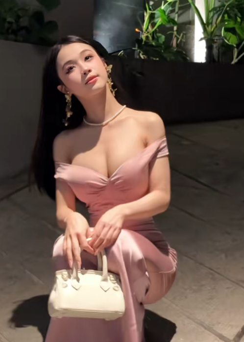 Theo đó, từ hình ảnh diện quần áo giản dị, nhọ nhem, mái tóc buộc vội và gương mặt không trang điểm, Mia bị gán mác là "phèn". Thế nhưng, chính cái sự "phèn" ấy, một cách vô tình hay hữu ý, lại trở thành điểm nhấn khiến cô gái này khác biệt.