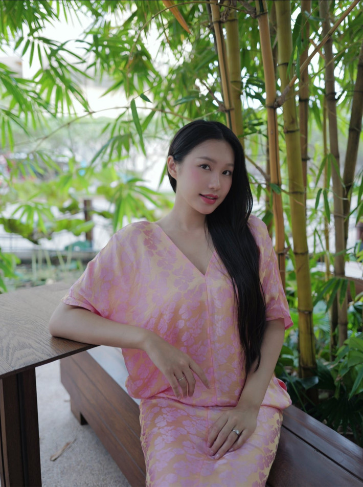 Trái với phong cách sang trọng thường thấy, người đẹp sinh năm 2001 lần này ưu tiên vẻ tự nhiên, nhẹ nhàng. Cô chỉ thoa son hồng tiệp màu váy, để tóc suôn thẳng mượt mà và không đeo phụ kiện.