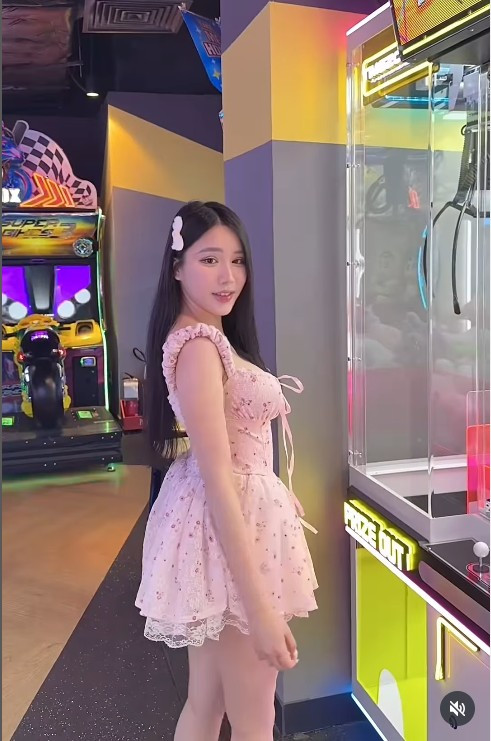 Yogurt Ng là một nữ streamer, hot girl và người mẫu ảnh nổi tiếng trong cộng đồng mạng Việt Nam. Cô thu hút sự chú ý không chỉ nhờ nhan sắc xinh đẹp, mà còn bởi gia thế "khủng" và phong cách sống sang chảnh, được nhiều người gọi là "phú bà".