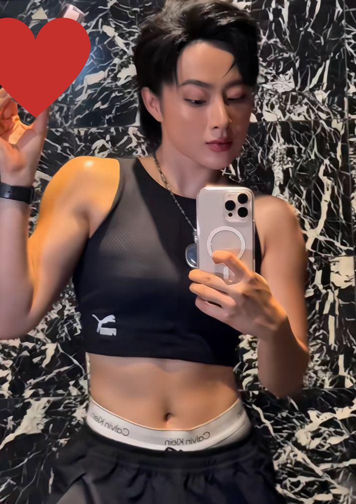 Từ một mỹ nữ mảnh mai nổi tiếng với hình ảnh dịu dàng, Angela Phương Trinh đã lột xác thành "mỹ nhân đô con" đầy ấn tượng.
