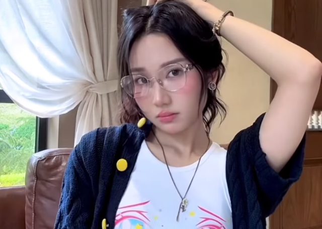 Ngắm nhìn Mina Young, người xem dễ dàng cảm nhận được sự dịu dàng, gần gũi như cô bạn thân thuở nào.