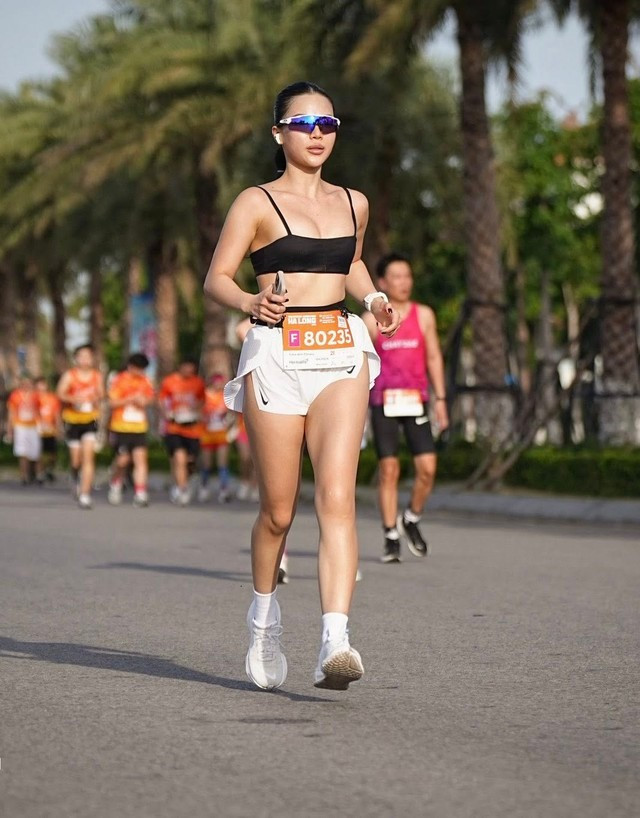 Những lời chỉ trích này hướng về "hot girl phòng gym" nhanh chóng lan truyền trên các diễn đàn mạng xã hội, khiến cô nàng trở thành tâm điểm của dư luận. Nhiều người cho rằng cô nàng lợi dụng một giải chạy chuyên nghiệp để "câu view".