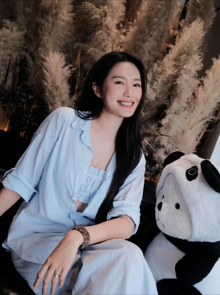 So với những lần xuất hiện trước đó, chiếc mũi hiện tại của Hải My có vẻ cao và thon gọn hơn thấy rõ khiến dân tình bán tín bán nghi. Chính chi tiết này khiến nghi vấn "dao kéo" bắt đầu rộ lên khắp các diễn đàn chuyên hóng chuyện của người nổi tiếng.