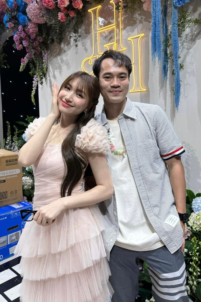 “Ngủ dậy thấy status muốn ngất, như ai bóp cổ ấy”, Văn Toàn trêu đùa.