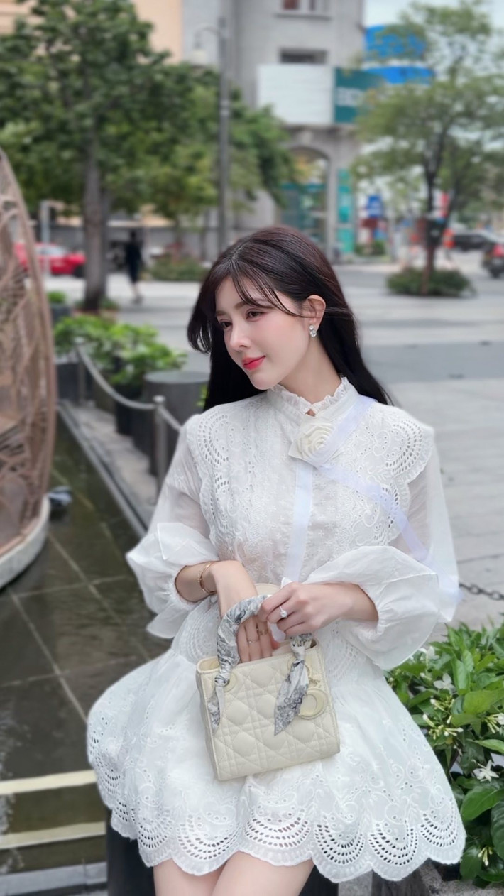 Những hình ảnh Lilly Luta chia sẻ trên trang cá nhân thường là những khoảnh khắc đời thường như khi cô đi dạo phố, thưởng thức cà phê, hay đơn giản là ở nhà.