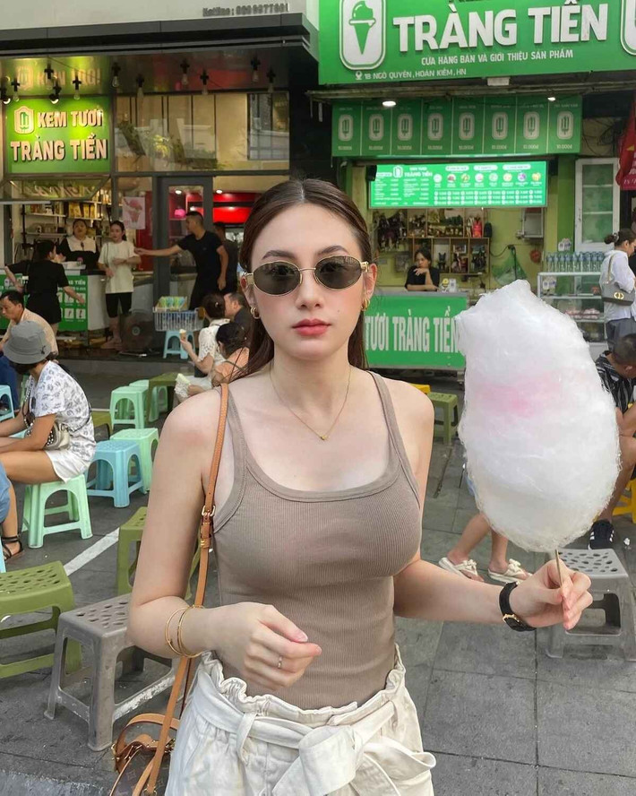 Tuy nhiên, cô cũng tranh thủ làm việc, trở thành người mẫu quảng bá cho chính thương hiệu của mình trong mỗi chuyến đi.