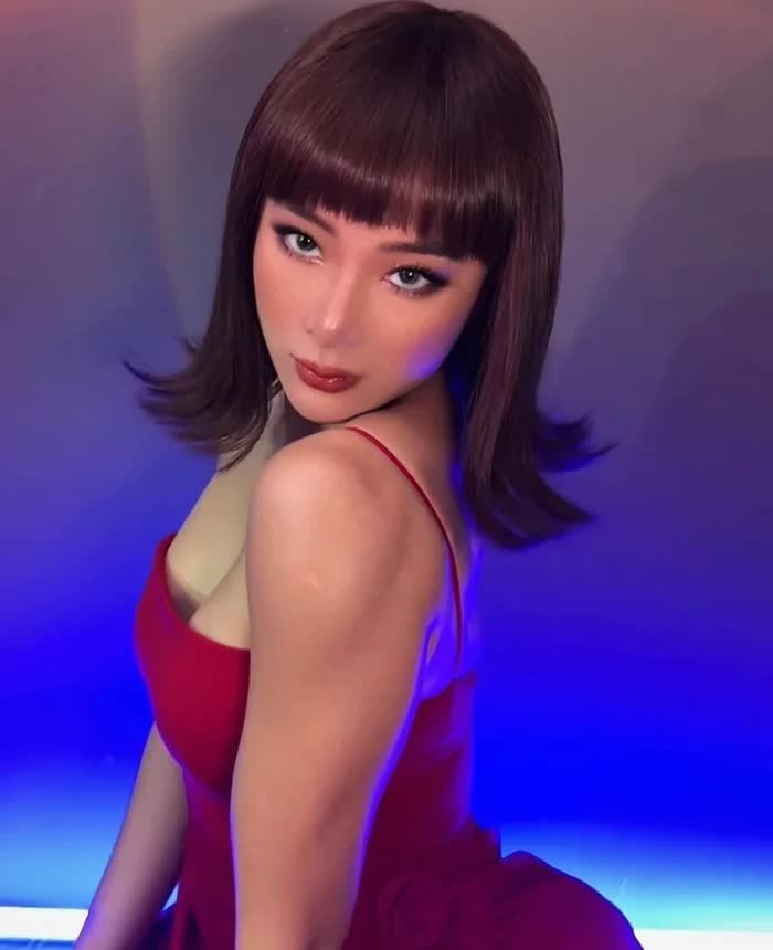 Ngay lập tức, netizen đã lục lại hình ảnh một thời của Angela Phương Trinh khi cô từng khoác lên mình những item thời trang tương tự như váy lệch vai, tóc uốn lượn sóng, nhắm mắt pose dáng thần thái như nữ thần.