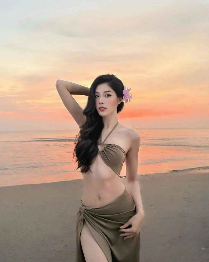 Làn da trắng ngần cùng nụ cười rạng rỡ của cựu hot girl bóng chuyền dưới ánh nắng vàng ươm của biển đã tạo nên một tổng thể vô cùng hài hòa và cuốn hút.