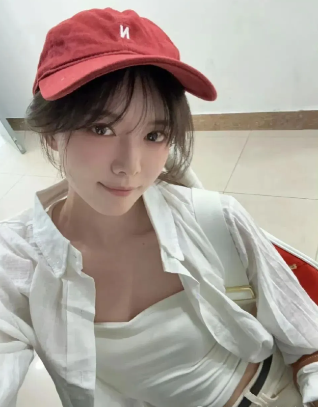 Luo Xin gắn bó với LPL trong nhiều năm, ghi dấu ấn nhờ khả năng dẫn dắt linh hoạt và phong thái chuyên nghiệp.
