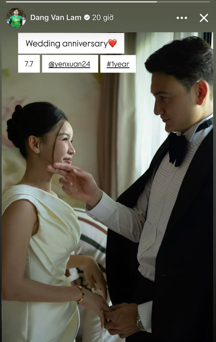 Mới đây, thủ môn Đặng Văn Lâm và vợ là Yến Xuân cùng chia sẻ lại những khoảnh khắc ngọt ngào trong hôn lễ vào năm ngoái, đánh dấu kỷ niệm tròn một năm chính thức về chung nhà.