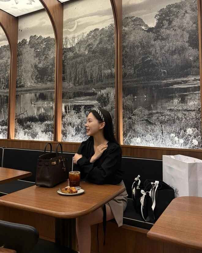 Haneul đã chuyển sang lĩnh vực làm đẹp, giới thiệu những sản phẩm chăm sóc sắc đẹp an toàn và tự nhiên cho phụ nữ.