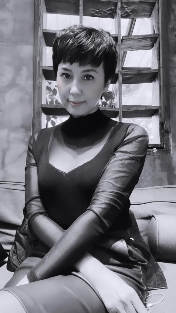 Mái tóc ngắn gọn gàng, gương mặt trẻ trung, nhỏ nhắn càng làm nổi bật vẻ thanh lịch, năng động của "mẹ ngoại" hot nhất làng bóng đá.
