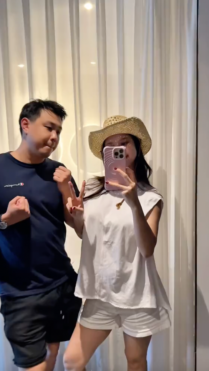 Phía dưới khoảnh khắc của Hàn Hằng, netizen cũng nhanh chóng nhận ra điều đặc biệt và bình luận chúc mừng: “Có lẽ nào sắp có 1 tin vui sắp đến”, “Chúc mừng anh chị nha”, “Ối! Có em bé hả? Nhìn tròn xoe rồi nha”, “Dạo này không thấy khoe bikini là nghi liền rồi”, “Rồi, có tin vui rồi”,...