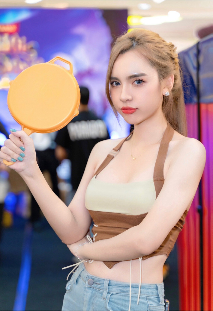 Không chỉ dừng lại ở đây, công việc của Tú Anh cũng khá suôn sẻ. Cô nàng tậu nhà riêng xinh xắn và thêm 1 chiếc xế hộp xịn xò.