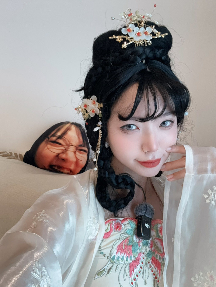 Theo nhiều người nhận xét, phong cách này khiến nữ cosplayer trông trưởng thành hơn, đằm thắm hơn và toát lên một khí chất rất riêng mà ít ai có được.
