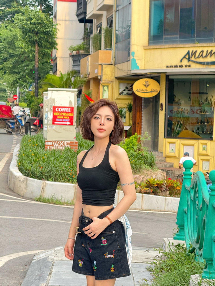 Nhiều người đã dành lời khen ngợi cho thân hình cân đối, đặc biệt là vòng eo săn chắc của "hot girl làng bắn súng".